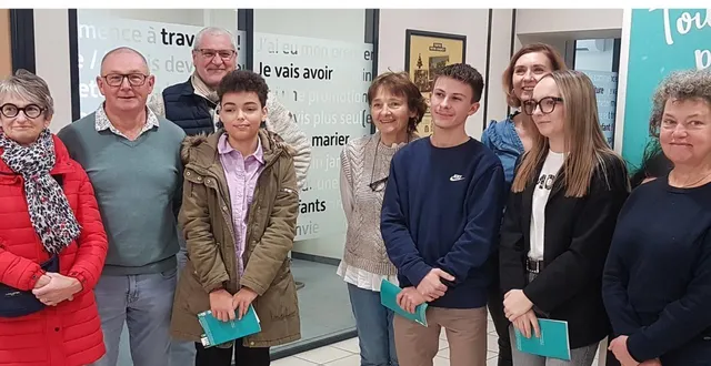 photo  la directrice adjointe et les administrateurs de la caisse locale du crédit agricole ont reçu lowhaana malherbe, cassandra binet, maxime crosnier.  &copy;  ouest-france 