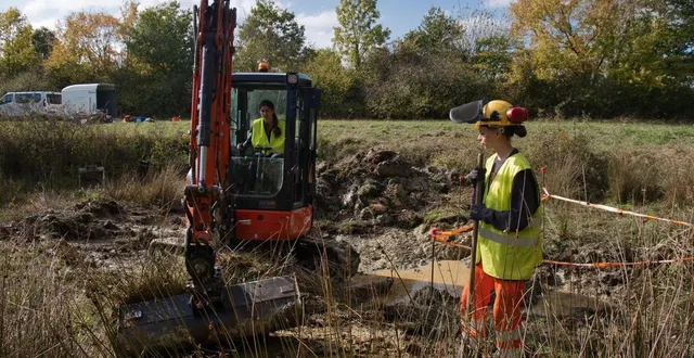 photo  gwenola aux commandes de la minipelle et chloé engagées dans la restauration de la mare.  &copy;  lycée le fresne 