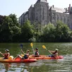 photo des kayakistes sur la sarthe au pied de l’abbaye de solesmes.