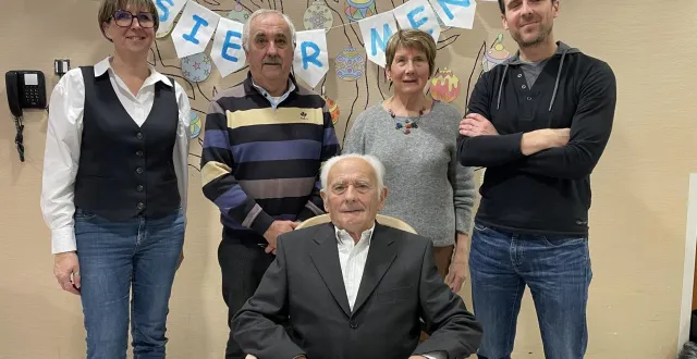 photo  la ferté-bernard, mardi 9 décembre. entouré de son fils, sa belle-fille et ses deux petits-enfants, alain menant a fêté ses 100 ans.  &copy;  le maine libre 