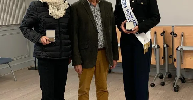 photo  deux sargéennes ont reçu une médaille des mains du maire.  &copy;  le maine libre 