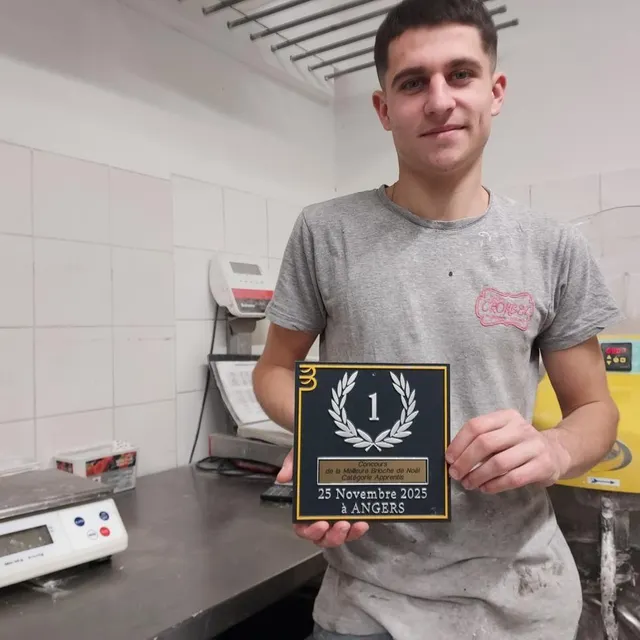 photo félix delafuys, apprenti boulanger, présente son 1er trophée de la meilleure brioche de noël, entre la balance et le pétrin dans le fournil de la boulangerie crombez.  ©  ouest-france