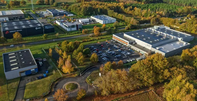 photo  vue aérienne des nouveaux bâtiments près de l’entreprise albéa à parigné-l’évêque.  &copy;  sud est manceau 