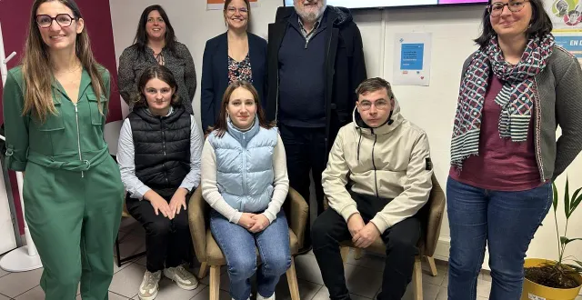 photo  les trois jeunes, ici entourés de leurs conseillères, de marie-élize tilly, sous-préfète, et de michel langlois, président de la mission locale sarthe et loir.  &copy;  le maine libre 