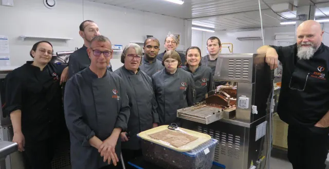 photo  une partie de l’équipe des chocolatiers de l’esat, encadrée par david jousse, marine boivin et magali hornyak, formatrices, était préposée à la fabrication de mendiants au chocolat fourrés de noisettes, noix, pistache, amande et fruits secs.  &copy;  ouest-france 