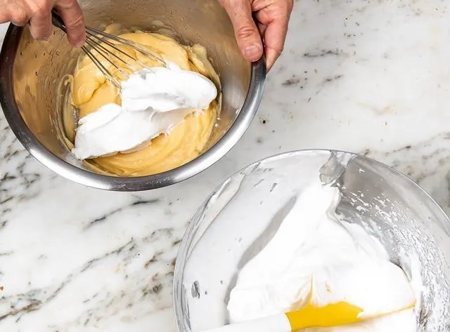 photo incorporer délicatement les œufs en neige.  ©  olivier marie / bretons en cuisine