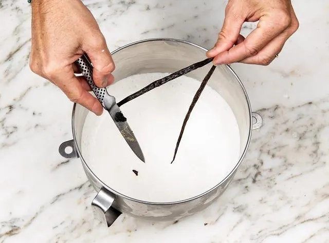 photo gratter les graines de vanille dans la crème.  ©  olivier marie / bretons en cuisine