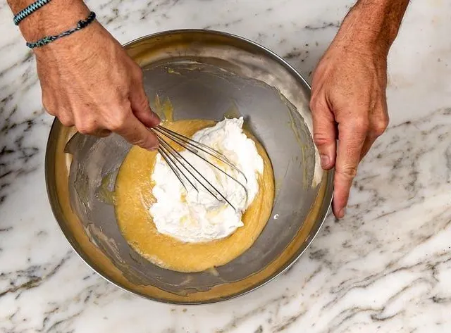 photo incorporer la chantilly.  ©  olivier marie / bretons en cuisine