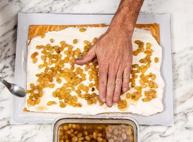 photo déposer la crème puis les raisins gonflés de sirop de rhum.  ©  olivier marie / bretons en cuisine
