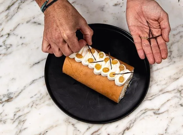 photo finir de décorer avec des bâtonnets de gousse de vanille.  ©  olivier marie / bretons en cuisine