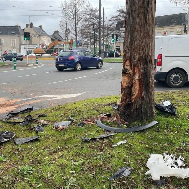 photo la voiture a percuté un arbre sur le rond-point.  ©  ouest-france