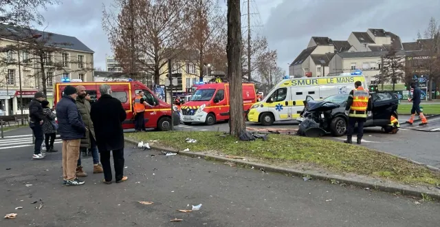 photo  l’avant de la voiture a été entièrement écrasé dans le choc avec l’arbre.  &copy;  le maine libre 