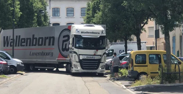 photo  depuis plusieurs années, le trafic de camions venant livrer ou récupérer des paquets de cigarettes chez logista inquiète les riverains, qui se plaignent de stationnements sauvages et des manœuvres dangereuses, aux abords de l’entrepôt.  &copy;  archives ouest-france 