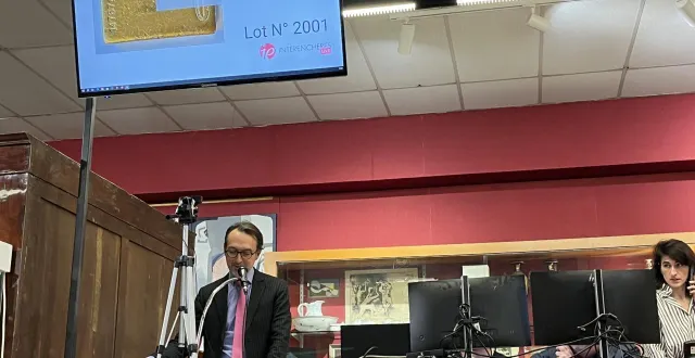 photo  à l’hôtel des ventes du maine à angers, le commissaire-priseur maître courant a adjugé la vente de deux lingots d’or, ce mardi 9 décembre.  &copy;  co 