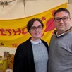 photo  wendy et anthony froger sont toujours dans l’organisation de la soirée pour le téléthon. dimanche 7 décembre 2025, malgré la pluie, ils étaient sur le marché à vendre des places pour la soirée. 