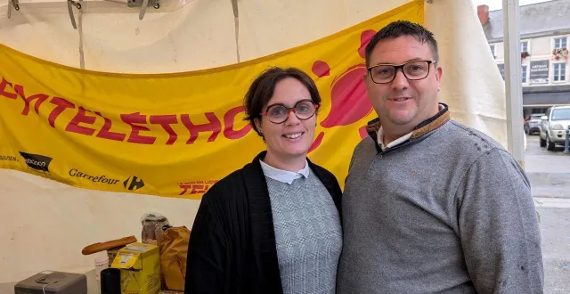 photo  wendy et anthony froger sont toujours dans l’organisation de la soirée pour le téléthon. dimanche 7 décembre 2025, malgré la pluie, ils étaient sur le marché à vendre des places pour la soirée.  &copy;  ouest-france 
