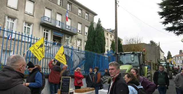 photo  une quarantaine de personnes sont venues protester contre les abattages de troupeaux décidés par les services de l’état, alors qu’un seul bovin sur 200 est positif à la dermatose nodulaire contagieuse.  &copy;  co - nadège desquiens 