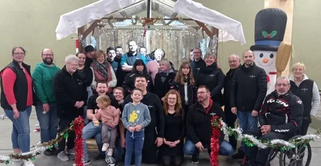 photo  l’équipe des bénévoles de carrouges moto.  &copy;  ouest-france 