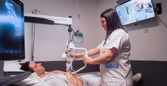 photo  une démonstration du système de télé-échographie a été réalisée au sein de l’hôpital par les équipes formées à son utilisation. le système de vidéoconférence permet à l’échographe travaillant à distance d’échanger avec le patient et avec le personnel du ch de redon-carentoir formé à cet effet et présent dans la pièce pour manipuler l’appareil.  &copy;  ouest-france 