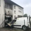 photo  l’incendie de ce véhicule s’est propagé à cette maison, ruelle des taillis, alors que ses habitants dormaient. 
