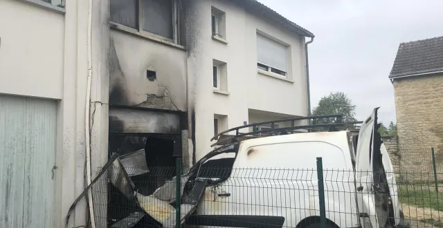 photo  l’incendie de ce véhicule s’est propagé à cette maison, ruelle des taillis, alors que ses habitants dormaient.  &copy;  archives ouest-france 