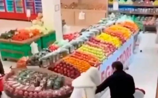 photo  pour une raison inconnue, une bagarre a éclaté entre deux pères noël.  &copy;  capture d’écran / east2west news 