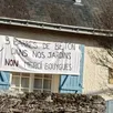 photo  l'une des banderoles affichées dans le quartier de trélazé en opposition au projet de bouygues immobilier. 