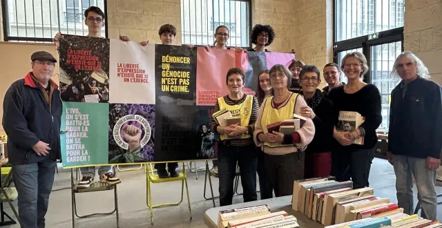 photo  les bénévoles de l’antenne locale d’amnesty international ont apporté plus de 15 000 ouvrages à la halle-au-blé de la flèche (sarthe) pour leur bourse aux livres, ouverte trois jours durant, du vendredi 12 au dimanche 14 décembre 2025.  &copy;  ouest-france 