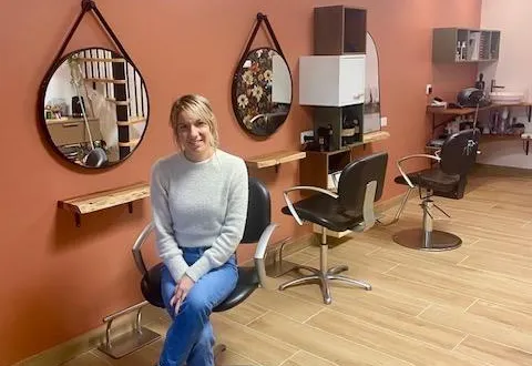 photo  sabrina portier a installé son salon de coiffure dans une pièce attenante à sa maison, à héloup. l’enseigne a ouvert le 4 novembre.  &copy;  sabrina portier 