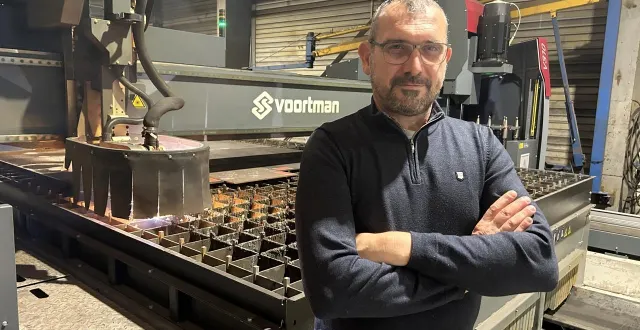 photo  niort, mercredi 10 décembre. grégory foisseau, directeur commercial de canametal, devant une machine dernier cri estimée à 1,2 million d’euros.  &copy;  co - gabin chamereau 