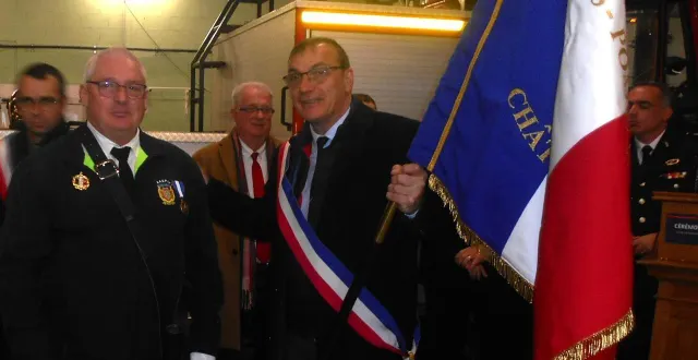 photo  le maire de montval-sur-loir, hervé roncière (à droite), a remis, samedi 6 décembre 2025, le nouveau drapeau au porte-drapeau des sapeurs pompiers.  &copy;  ouest-france 
