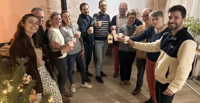 photo  blou, mardi 10 décembre. avec les fenêtres de l’avent, les apéros multigénérationnels se succèdent tous les soirs entre habitants du village.  &copy;  co – yvan georget 
