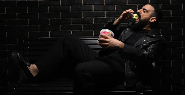 photo  avec « paradoxe », l’humoriste umut köker milite pour le besoin de dépasser les apparences.  &copy;  david delaplace 