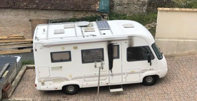 photo  l’homme a incendié un camping-car alors qu’un couple de retraités y dormait, rue claude-chappe. ils ont été sauvés par leur voisin qui les a prévenus.  &copy;  archives ouest-france 