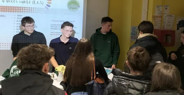photo  les trois étudiants lors de la présentation des études de médecine.  &copy;  ouest-france 