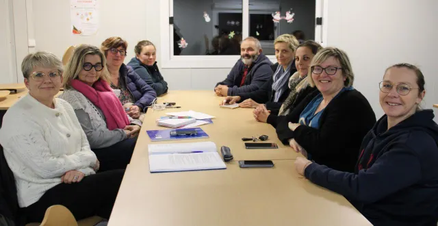 photo  de gauche à droite : cindy julien, loëtitia guéret mouchel, vanessa saint-georges, estelle marie, aymeric baudouin, anne morin, julie jalabert, virginie lecerf et jessica godefroy.  &copy;  ouest-france 