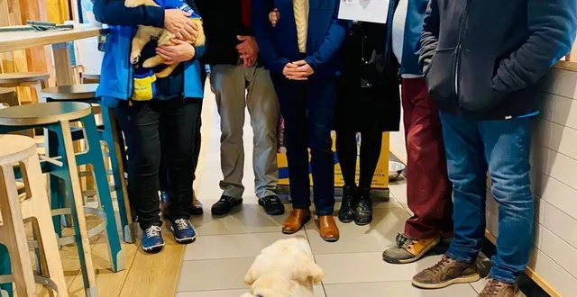 photo  les bénévoles de handi’chiens étaient accompagnés de vidocq, un chien en formation.  &copy;  le maine libre 