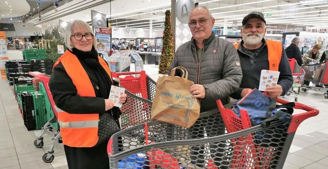 photo  richard, de spay, remet à francine et jacky, les bénévoles de faction à cet instant à l’entrée du super u, un sac de denrées tout prêt conçu par l’enseigne en lien avec le ccas.  &copy;  le maine libre 