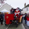 photo  le père noël traverse les époques en circulant à bord de la e-mancelle, accompagné par les miss du comité des fêtes, et conduit par patrice vernhettes de l’arma bollée. 