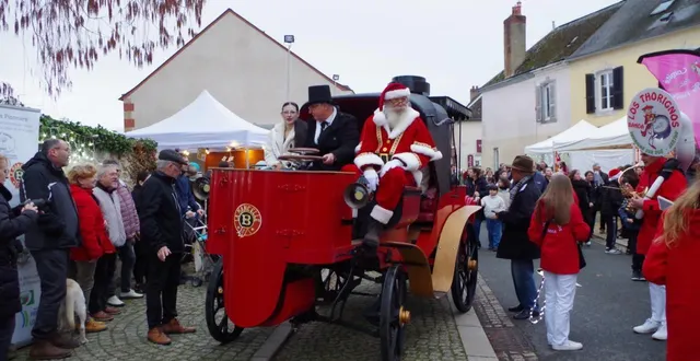 photo  le père noël traverse les époques en circulant à bord de la e-mancelle, accompagné par les miss du comité des fêtes, et conduit par patrice vernhettes de l’arma bollée.  &copy;  le maine libre 