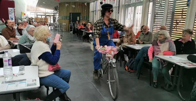 photo  ce curieux personnage ernest chopine, de la papeterie du domaine de la bourrée, s’est fait maître d’école samedi à arnage.  &copy;  le maine libre 