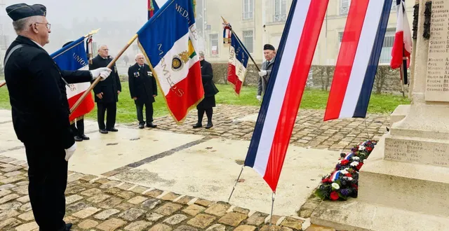 photo  aux côtés de bruno charbonneau (à gauche, entre les drapeaux), président de la médaille militaire à mamers, andré renaud (à sa droite) a déposé l’une des trois gerbes.  &copy;  le maine libre 