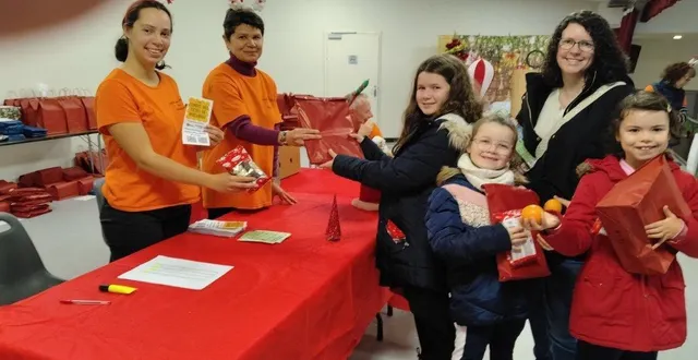 photo  les enfants des deux écoles, inscrits au préalable, venaient chercher les cadeaux offerts par le comité des fêtes.  &copy;  le maine libre 