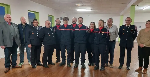 photo  les promus de 2025 en présence des maires de courdemanche et de saint-georges-de-la-couée.  &copy;   le maine libre 