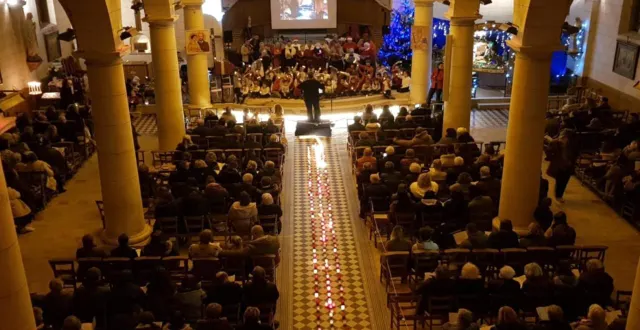photo  le concert de noël aux bougies a offert au public des instants d’émotion et de partage dans une église comble.  &copy;  le maine libre 