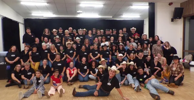 photo  un club bien soudé organise son bal lover country.  &copy;  le maine libre 