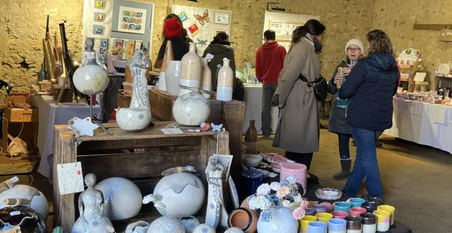 photo  les exposants dans les locaux de l’abbaye.  &copy;  le maine libre 