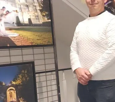 photo  julien le moine, photographe, devant quelques-unes de ses œuvres.  &copy;  ouest-france 