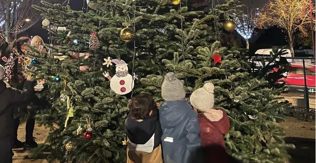 photo  vendredi, l’association des parents d’élèves, l’école en fête, mettant en place son premier marché de noël. « nous avons voulu mettre en place quelque chose d’exceptionnel qui trouverait son apothéose par la décoration et l’illumination du sapin de noël que la municipalité avait installé sur la place de l’antonnière », précise magali-baptiste rottoli, la nouvelle présidente. pour l’occasion, le restaurant scolaire qui avait, lui, pris des allures de marché couvert et proposait diverses animations.  &copy;  ouest-france. 