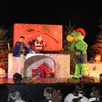photo samedi, un public nombreux a convergé vers le centre rabelais pour les animations de noël, plan b que l’équipe d’animation de la commune avait prévu en cas de mauvais temps. le spectacle, les aventures du père noël, a enchanté le jeune public, pendant que les plus grands déambulaient dans les allées du marché de noël, avant de se rendre à l’église saint-martin, pour le concert donné par le chœur so gospel. « nos évènements fonctionnent, on répond à l’attente de la population », observe pierre perrot, chargé de communication.